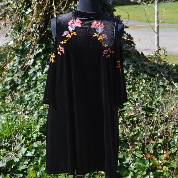 Three Hearts 1X Embroidered Velvet Dress - Picture 2 of 6